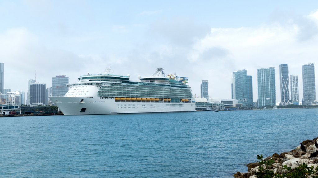  Royal Caribbean pospone crucero en EEUU por covid-19 en su tripulaci&oacute;n 