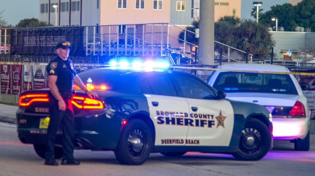  Polic&iacute;a acaba con fiesta masiva y violenta en medio de pandemia en Florida 