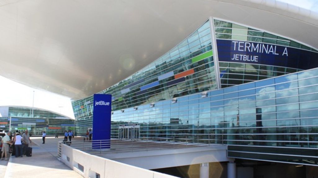  Arrestan un &ldquo;Borracho&rdquo; que agredi&oacute; mujer polic&iacute;a en terminal de Jet Blue del aeropuerto Luis Mu&ntilde;oz Mar&iacute;n 