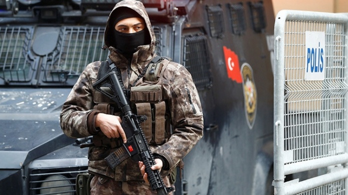 Dos hombres abren fuego en un restaurante en Estambul