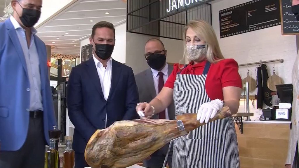  La Gobernadora de Puerto Rico inaugura una taberna espa&ntilde;ola en San Juan 