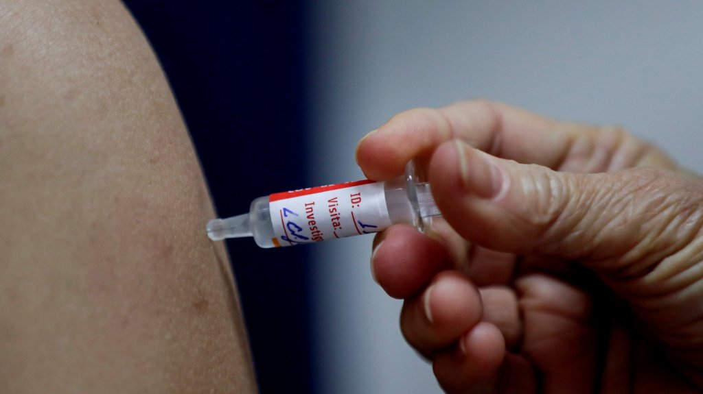  EEUU busca 30.000 voluntarios para ensayo de potencial vacuna de AstraZeneca 