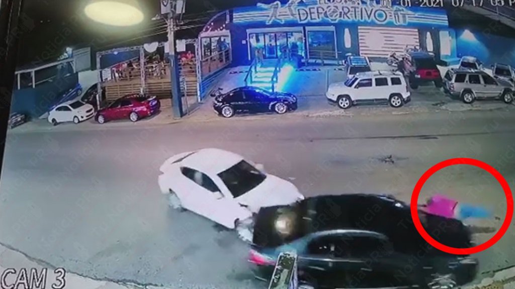  En video momento en que &ldquo;Borracho&rdquo; en Trujillo Alto choca un auto estacionado y lo arrastra llev&aacute;ndose a un peat&oacute;n 