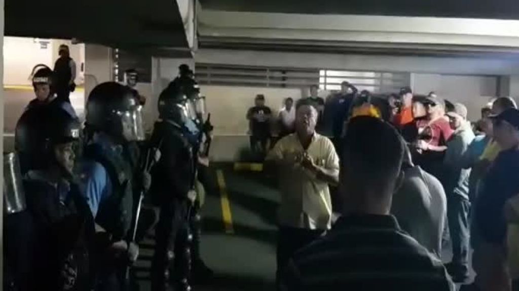  Video: Empleados de la UTIER enfrentan la Fuerza de Choque dici&eacute;ndoles lo mucho que &ldquo;maltrata&rdquo; el gobierno a los polic&iacute;as 