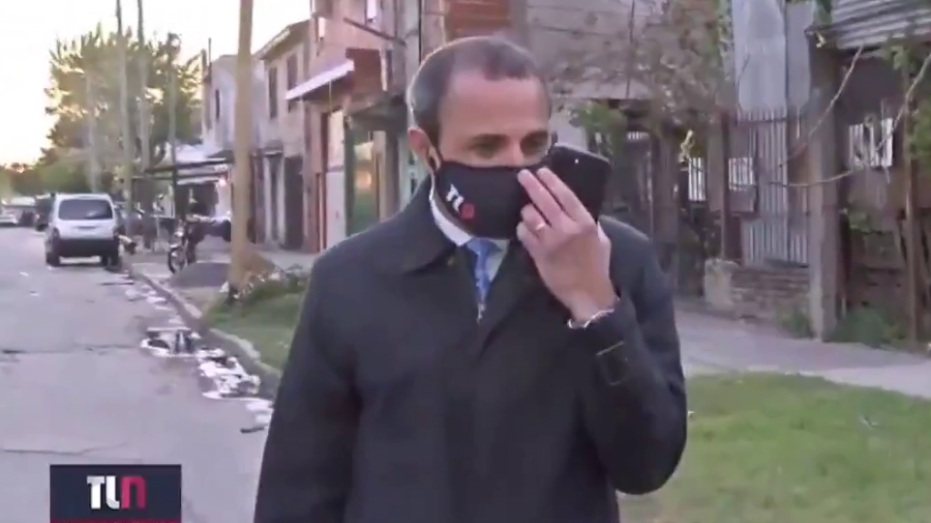  VIDEO: Le roban en vivo el celular a un periodista argentino mientras hac&iacute;a un informe televisivo 