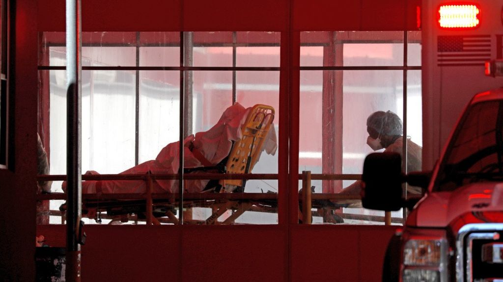  Un hombre oculta s&iacute;ntomas de covid-19 para estar presente en el parto de su esposa 