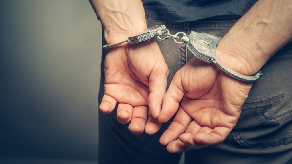  Arrestan a un hombre que imped&iacute;a la remoci&oacute;n de tres hijos de su hogar 