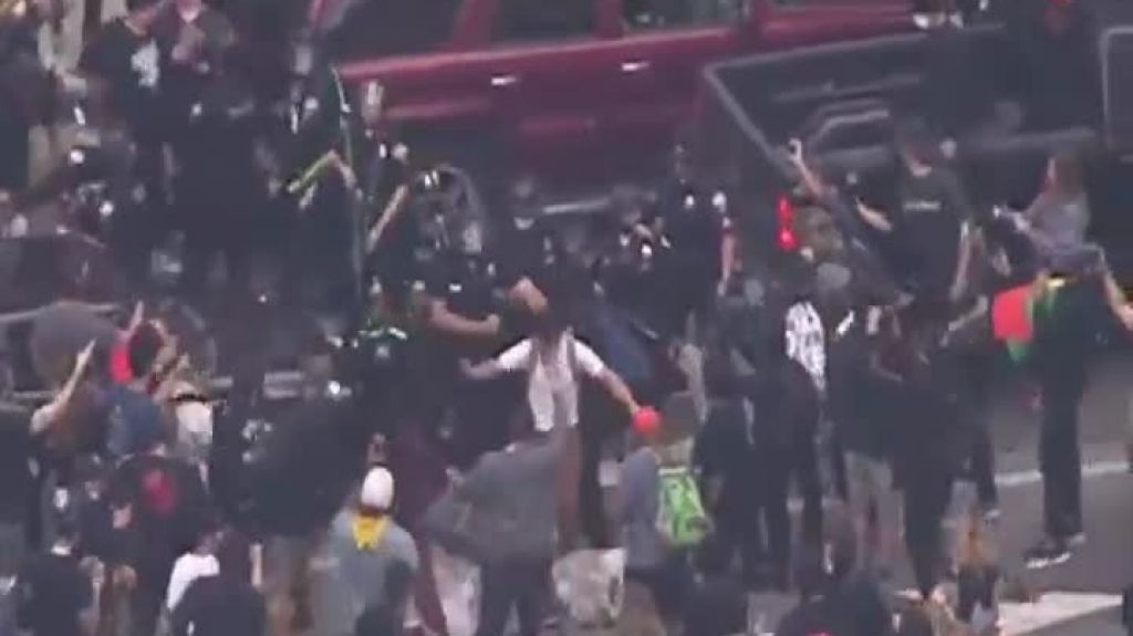  Video: La Polic&iacute;a detiene a medio millar de personas en las protestas de Los &Aacute;ngeles 