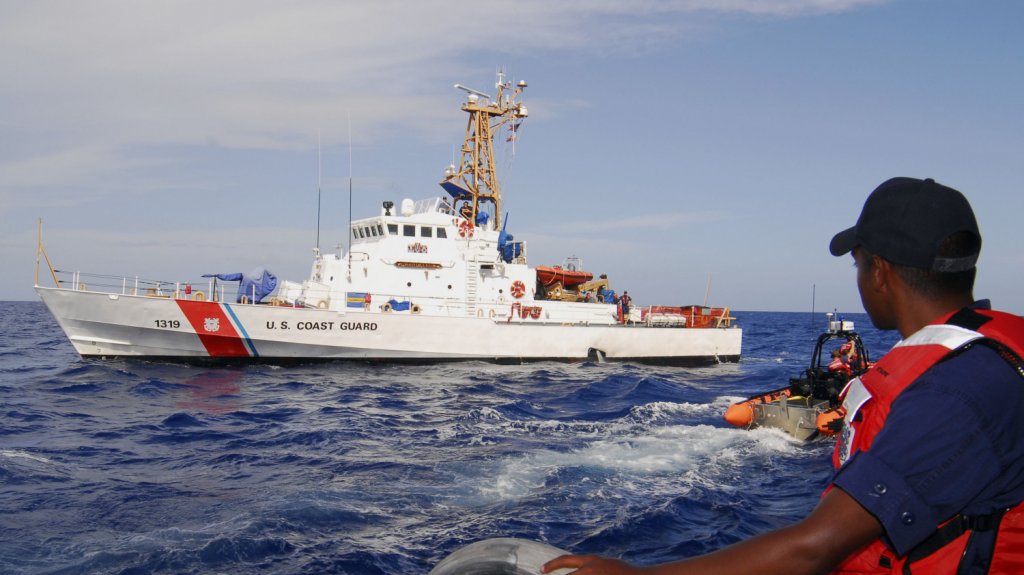  Guardia Costera asiste a pareja alemana rescatada por buque cisterna en aguas frente a Aguadilla 