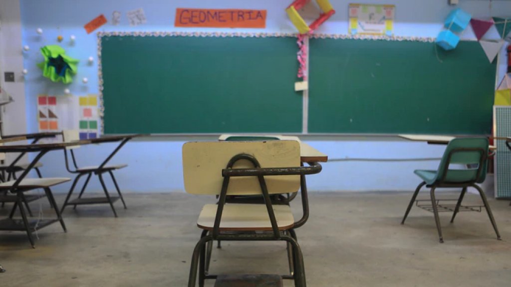  Gobernador dice tomar&aacute; su decisi&oacute;n sobre mandatos de COVID-19 en escuelas a pesar de flexibilizaci&oacute;n de los CDC 