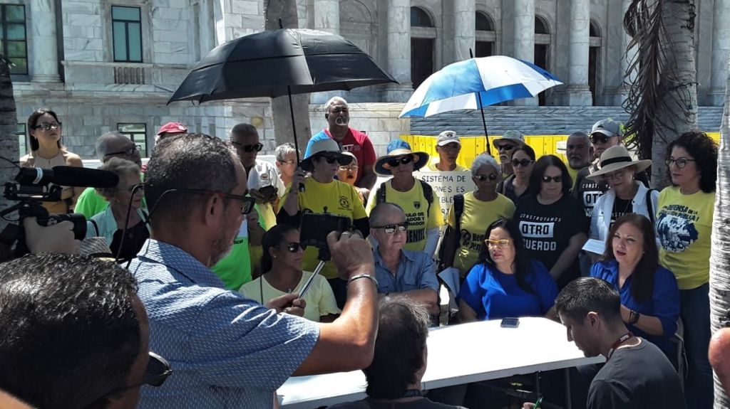  Familiares de pensionados se oponen a recorte de las pensiones 