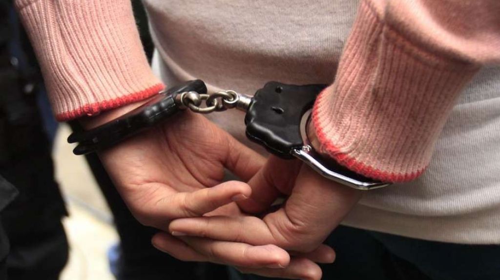  Arrestan a una mujer en Carolina que hiri&oacute; a su esposo con un cuchillo y luego a un polic&iacute;a 