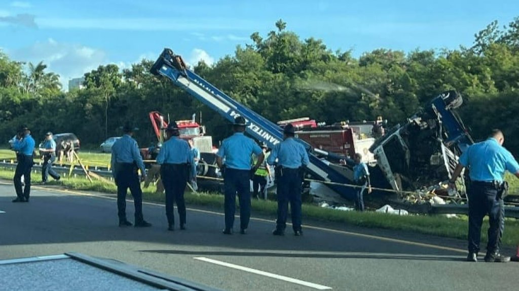  Video: Muere conductor de cami&oacute;n al volcarse en Hatillo 