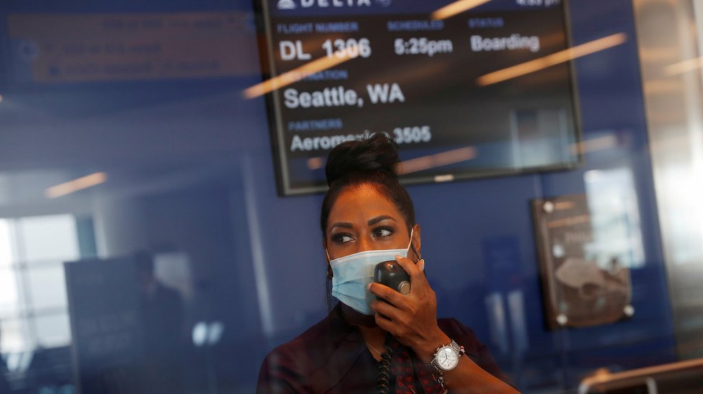  Video: Dos pasajeras se entran a pu&ntilde;os antes de abordar un vuelo en Nueva York 