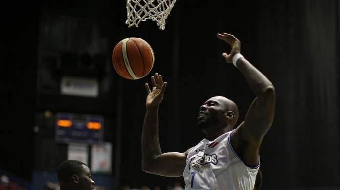 BayamÃ³n poncha su boleto a la postemporada con victoria sobre los Gallitos