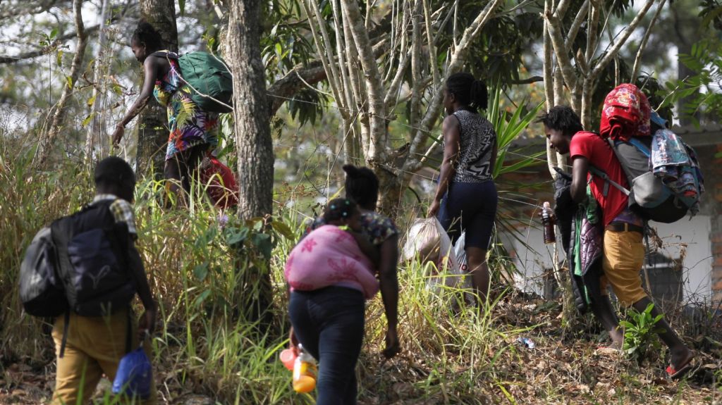  Centenares de inmigrantes hondure&ntilde;os contin&uacute;an la caravana que sali&oacute; mi&eacute;rcoles rumbo a EE.UU. 
