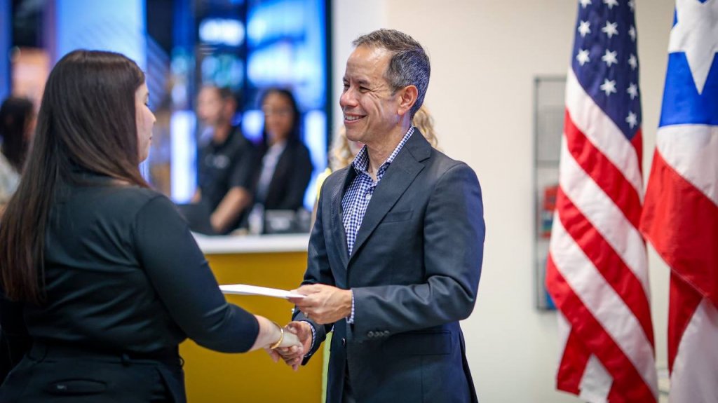  Municipio de San Juan continúa entregando ayuda económica a negocios y ciudadanos ante la inestabilidad en el sistema eléctrico 