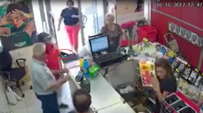 VIDEO: Una mujer colombiana detiene un ladron en EspaÃ±a golpeando al asaltante con su bolso