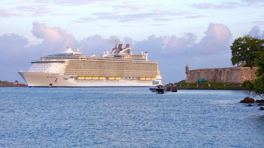  Crucero atraca en la isla tras cancelaciones previas por manifestaciones 