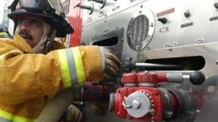 SE QUEMAN CINCO VEHICULOS DE LA AUTORIDAD DE CARRETERAS EN INCENDIO DE ORIGEN DESCONOCIDO