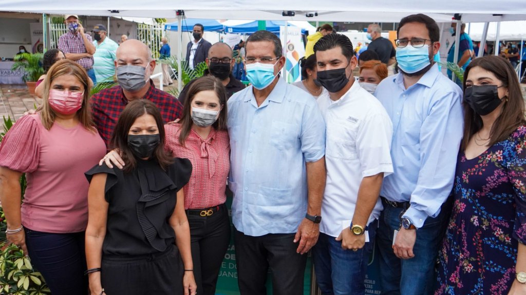  Gobierno lleva feria de servicios al municipio de Ceiba; gobernador entrega vales de alimentos 