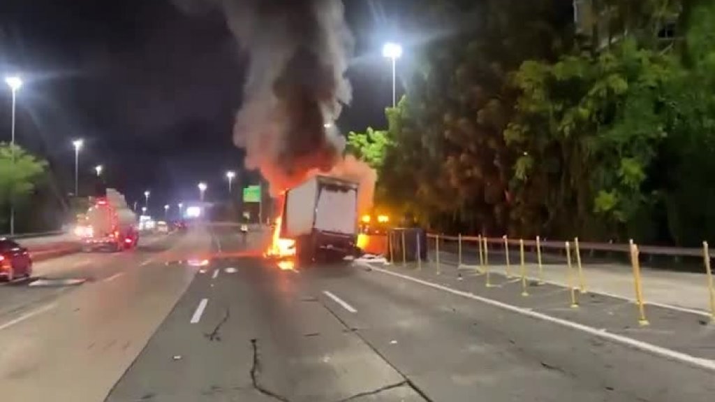  Video: Momento en que se incendia cami&oacute;n en expreso Frente a Plaza Las Am&eacute;ricas 