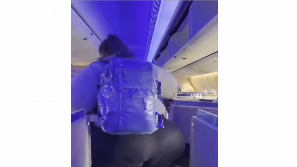  Video: Mujer denuncia discrimen por poco espacio en los pasillos de aviones para ella pasar 