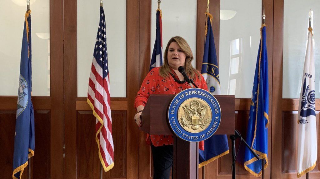  Jenniffer Gonz&aacute;lez solicita a la gobernadora Wanda V&aacute;zquez que firme proyecto que defiende las peleas de gallos 