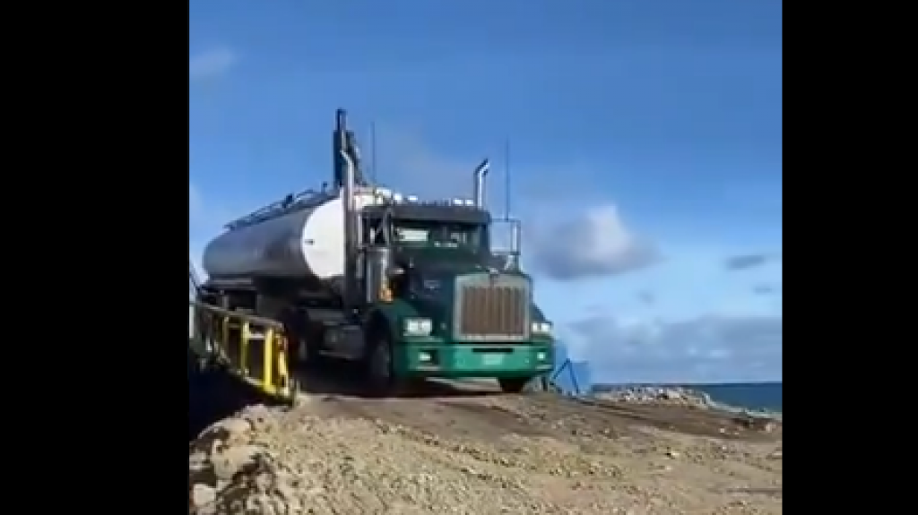  Secretaria del DTOP reclama que manifestantes impiden la llegada de una barcaza con gasolina y otros suministros a Vieques 