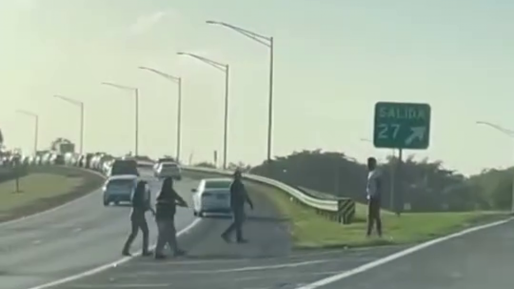  Video:Hombre agrede a agente de la Polic&iacute;a en medio de una intervenci&oacute;n en el Expreso #22 