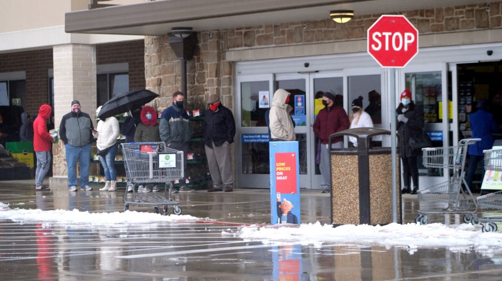  Sin energ&iacute;a ni gas, habitantes de Texas sufren adem&aacute;s falta de comida y agua 
