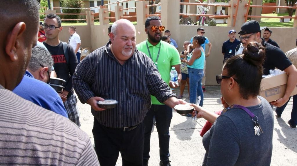 Llevan suministros a Vieques