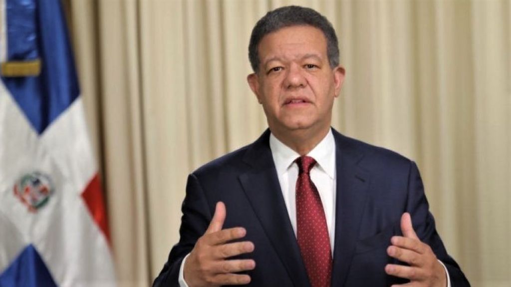  Leonel Fernández ofrece ayuda logística al gobierno para eliminar el incendio originado en el vertedero Duquesa 