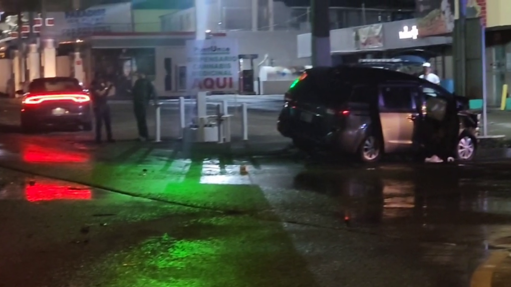  Video: Andaban en una Guagua robada, chocaron y dejaron dos heridos, pero uno de ellos fue arrestado 