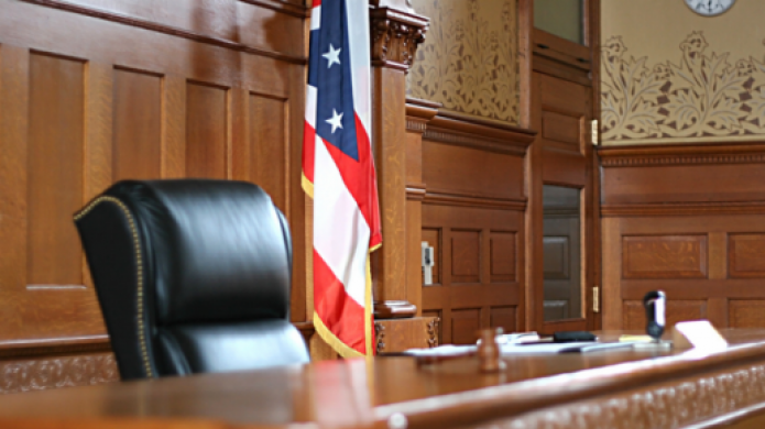 Causa en dos faltas contra menor que hirio a padrasto