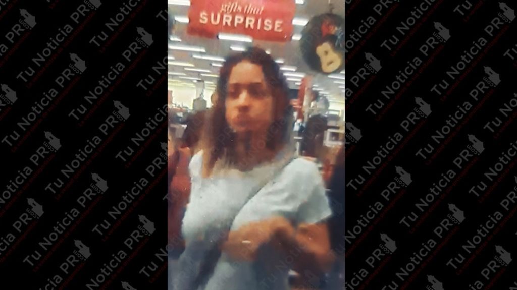  Buscan a esta &ldquo;muchachita&rdquo; que se rob&oacute; un celular en Marshalls de Humacao 