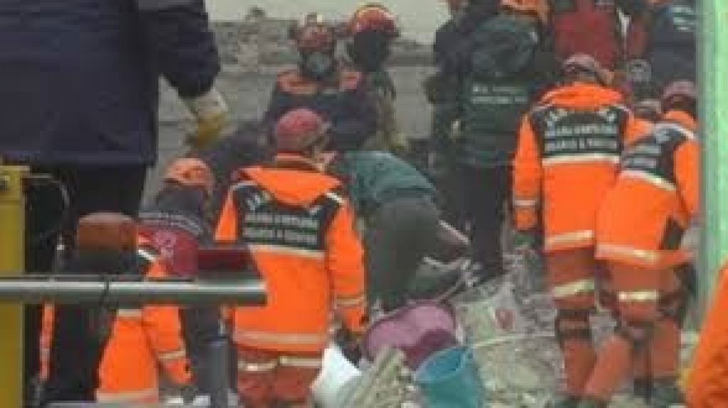  Vea video: Prosiguen las tareas de rescate en el edificio derrumbado en Estambul 