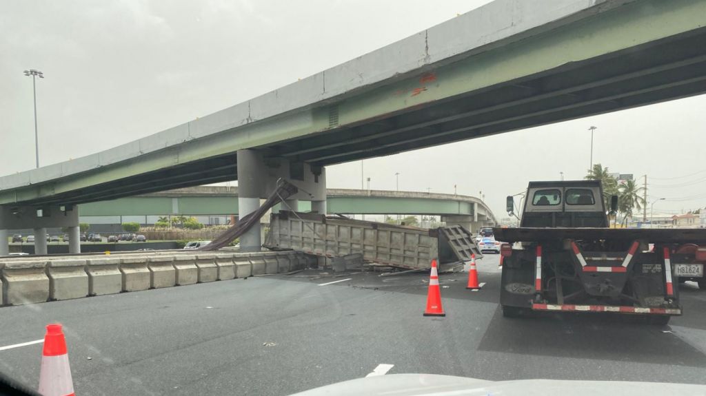  Video: Cami&oacute;n volcado en expreso 22 hacia Bayam&oacute;n causa tremendo tap&oacute;n 