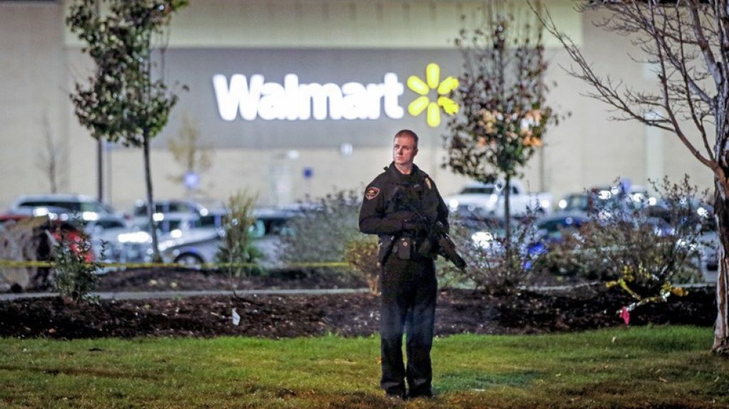  Un exempleado de Walmart mata a dos trabajadores de la tienda y hiere a un polic&iacute;a tras ser despedido 