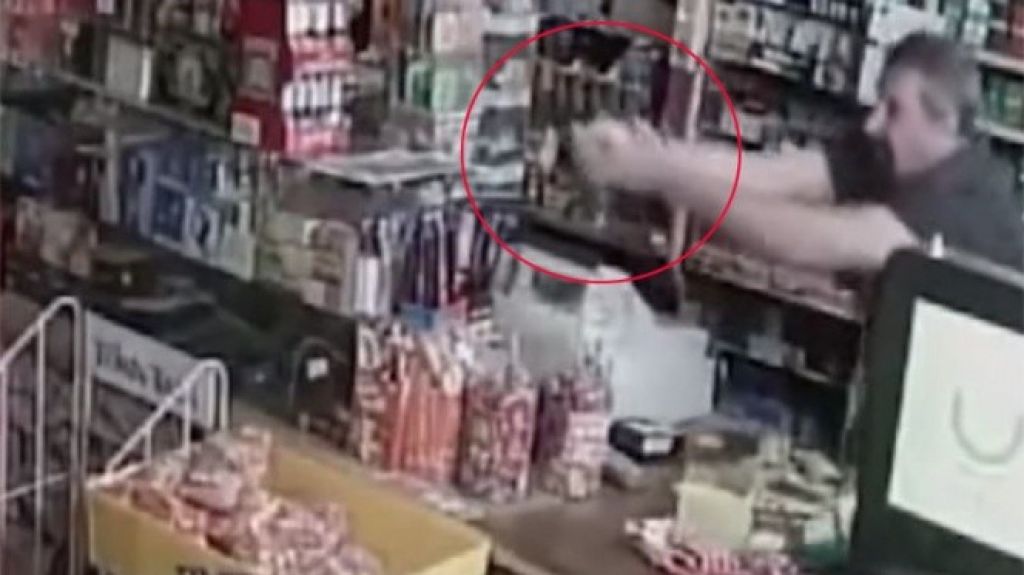 Video:  Enfrenta a ladrones, les dispara y los hace huir