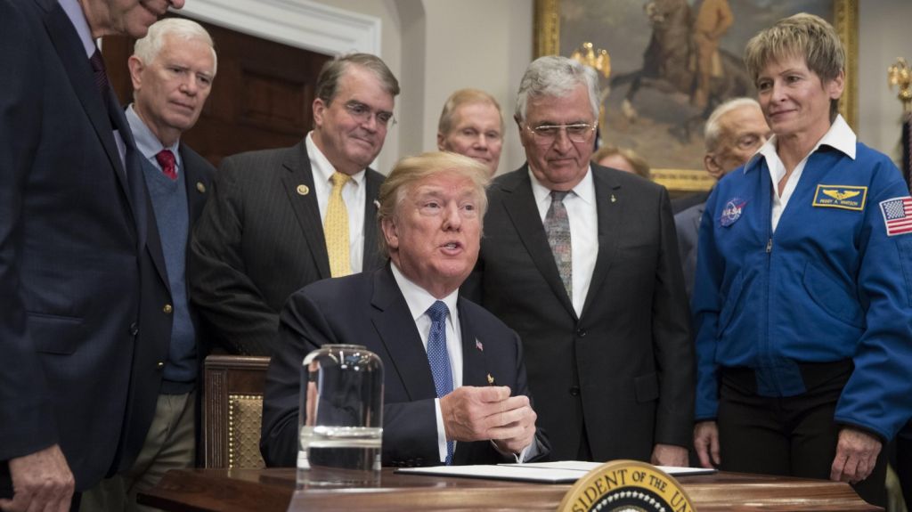 Trump marca como reto de EEUU el regreso a la Luna y llegar a Marte