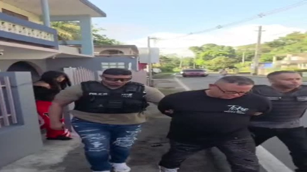  Video del momento en que sacan varias personas arrestadas de residencia de Can&oacute;vanas 