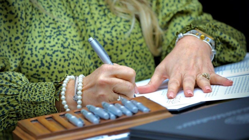  Gobernadora convierte en ley resoluci&oacute;n que asigna 500 millones de d&oacute;lares para reactivar la econom&iacute;a 