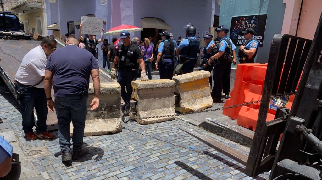  Polic&iacute;a cambia vallas de pl&aacute;stico por cemento 