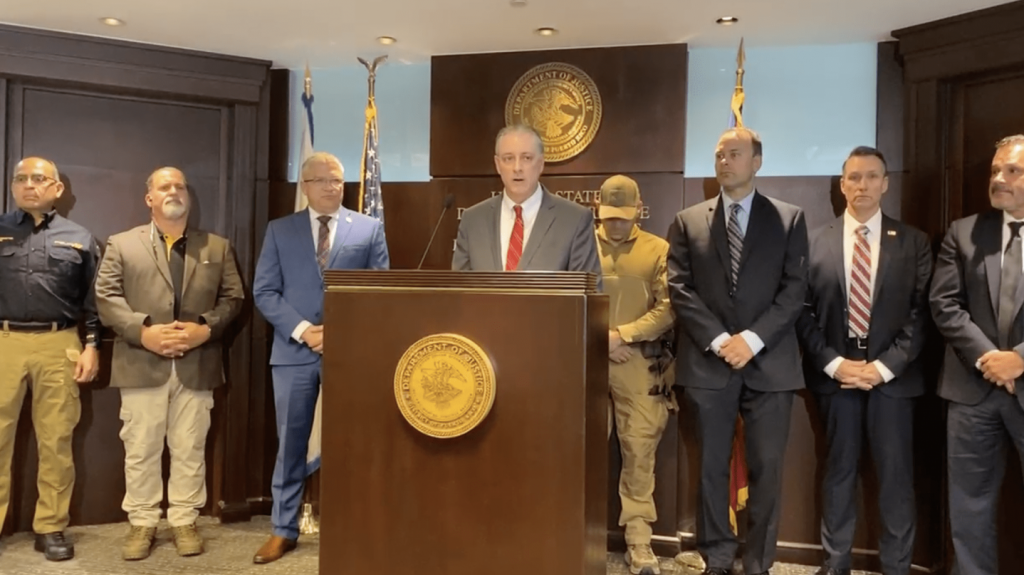  Varios atletas entre los arrestados por supuesto fraude con ayuda pandémica 