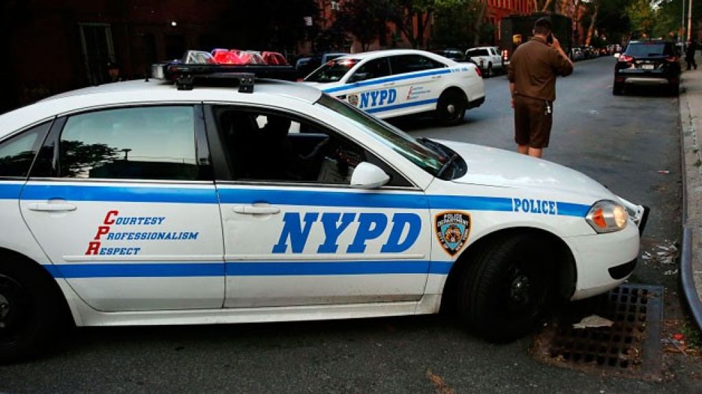  Apu&ntilde;alan joven de 19 a&ntilde;os con una sombrilla en &ldquo;Fast Food&rdquo; de New York 