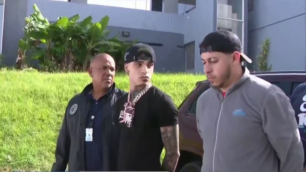  Video: Momento que llega arrestado al cuartel general el reguetonero Luar La L 