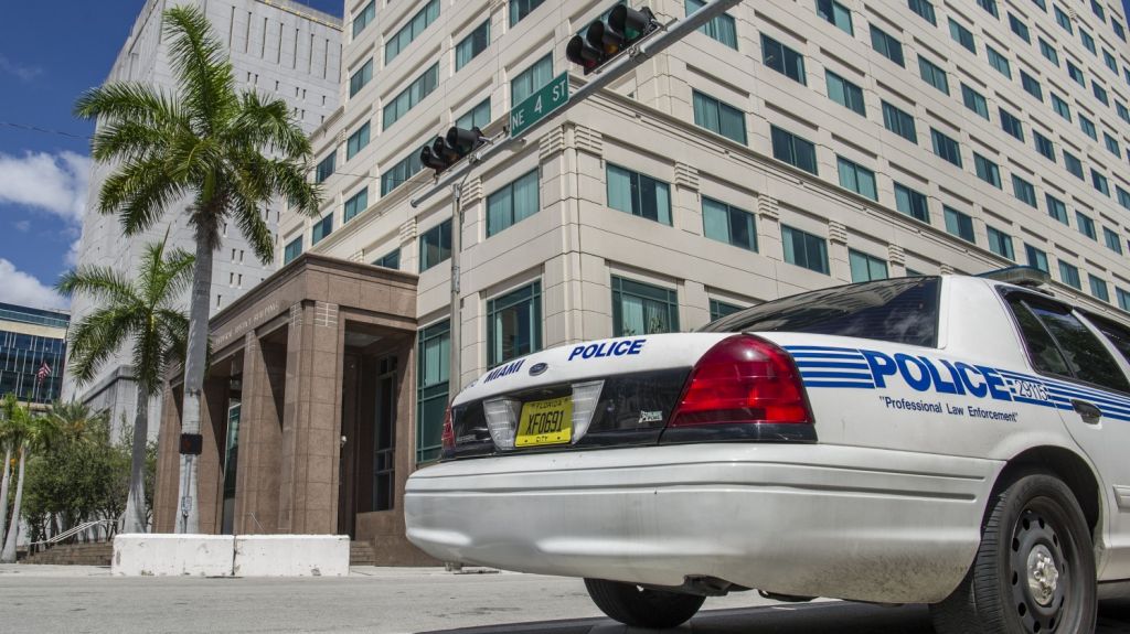  Dice a polic&iacute;a que no beb&iacute;a al conducir, solo al pararse ante se&ntilde;ales tr&aacute;fico 