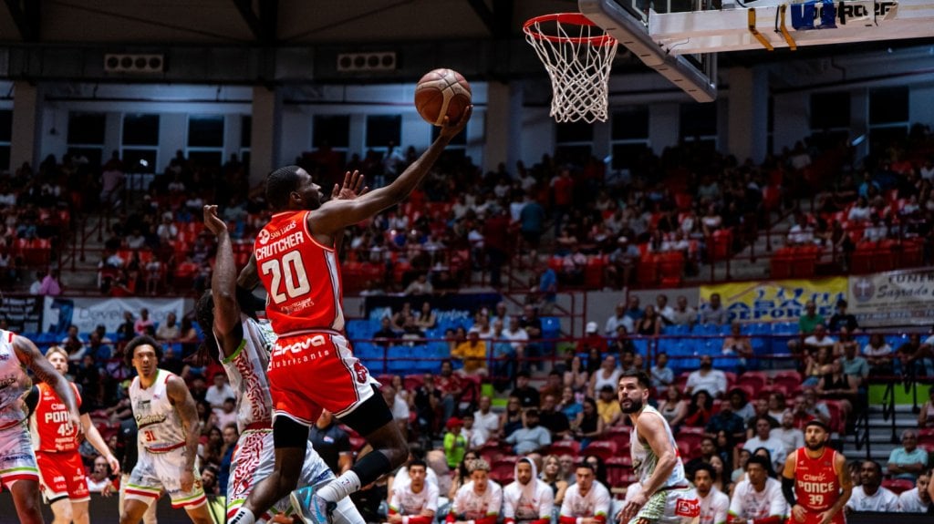  Santeros de Aguada defienden su casa y toman ventaja inicial 