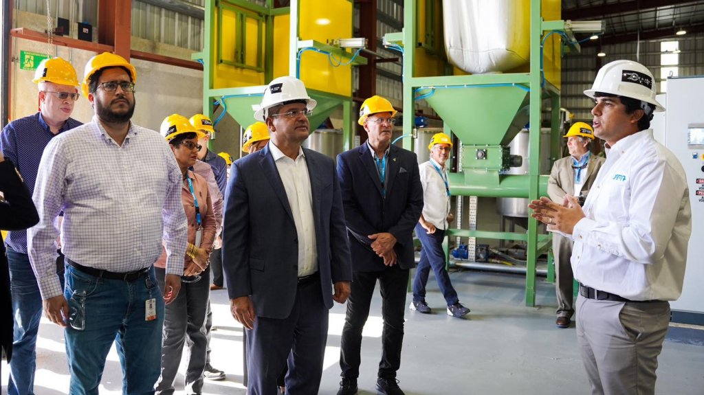  Gobernador participa del inicio de operaciones de empresa de reciclaje de neum&aacute;ticos 